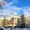 Отель Whistler Town Plaza в Уистлере