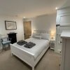 Отель Tor Cottage 2 bed sleeps 4 в Кэмелфорде