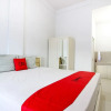 Отель RedDoorz Syariah @ Griya Izzara Guest House, фото 4