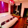 Отель Fenghuang Little Bear Family Guest House, фото 1