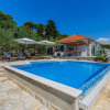 Отель Villa Paladin - Spacious Villa with Pool near Garden Resort - 7 Min walk, фото 17
