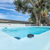 Отель Anchors Away Gulf Gate Home, фото 15