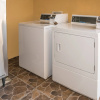 Отель Spark by Hilton Daleville Roanoke North, фото 19