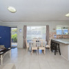 Отель Shoal Towers, Unit 2/11 Shoal Bay Road, фото 10