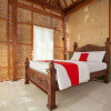 Отель RedDoorz Near Karangasem Train Station 2, фото 3