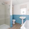Отель 4BR Beach House Sleeps 10 - 5 Mins Walk to the Sea, фото 8