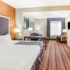 Отель La Quinta Inn & Suites by Wyndham Gonzales TX, фото 17