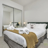 Отель QV Refined Viaduct Harbour Apt - 879, фото 10