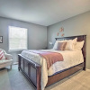 Отель Modern Townhome w/ Fireplace: Near Stoll Park, фото 17