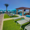 Отель Rooftop Pool, Views, Close to Shops & Dining C4427, фото 18