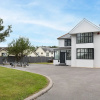 Отель Greenacre - Close to Beaches With Hydropool spa, фото 29