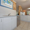 Отель Bay Parklands, Unit 22/2 Gowrie Avenue, фото 13