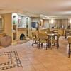 Отель La Quinta Inn by Wyndham Savannah Midtown, фото 10