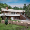Отель Blue Bear Retreat - Eight Bedroom Cabin, фото 1