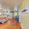 Отель Breezy Cottage - One Bedroom Home, фото 24