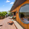 Отель The Big Round Window - Raglan Holiday Home, фото 13