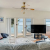Отель Multilevel Waterfront Suite With Boat Moorage, фото 3