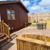 Отель Captivatingly Stunning 2-bed Cabin in Bridlington, фото 9