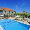 Отель Villa Paradiso: Near beach, superb pool and garden, фото 27