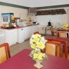 Отель Econo Lodge Inn & Suites Coliseum, фото 3