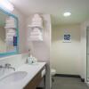 Отель Hampton Inn & Suites Herndon-Reston, фото 9