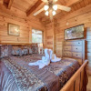 Отель Misty Mountain Hideaway, 3 Bedrooms, Sleeps 10, Pool Access, WiFi, фото 5