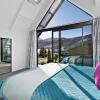Отель The Gables - Queenstown - Beautiful, stylish, newly renovated 4 bedroom home, фото 1