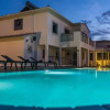 Отель Villa 8BD W private pool Tennis courts e Putt, фото 17