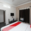 Отель OYO 14988 Regal Stays, фото 2