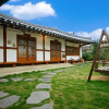 Отель Jeonju Hanok Maeul Sukbak Byeolbit Goong, фото 3