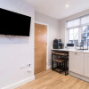 Отель The Hollows - Sleek and Stylish 1Bed, фото 1