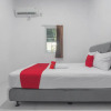 Отель Reddoorz Plus @ Sepakat Dua Street, фото 6