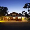 Отель Outback Pioneer Hotel, фото 1