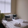 Отель The Manchester St Petersgate - Sleeps up to 6 Close to Train Station Very Central, фото 16