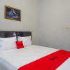 Отель RedDoorz near Patung Kuda Solo Baru, фото 3