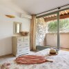 Отель Neat Holiday Home With AC, 3 km. From the Center of Gordes, фото 4