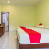 Отель RedDoorz Plus near Pantai Barat, фото 14