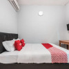 Отель OYO Living 1756 Amira Guest House, фото 16