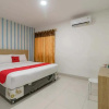 Отель RedDoorz Plus @ Cemara Asri Medan, фото 18