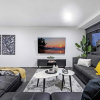 Отель Low floor - Sleeps 8 - Circle on Cavill - Wow Stay, фото 5