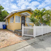Отель Sunny Treasure Island Bungalow, 200 Steps to Beach, фото 18