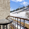 Отель 2262-ski Inn Style Chalet 2 Bedroom Home by RedAwning, фото 13