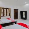 Отель OYO 1190 Ndalem Katong Guest House, фото 16