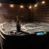Отель Luxury Lincoln Home With hot tub Sleeps 8, фото 9