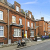 Отель Stylish 2 bed Battersea home located just across from the famous Battersea Park, фото 1