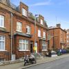 Отель Stylish 2 bed Battersea Home Located Just Across From the Famous Battersea Park в Лондоне