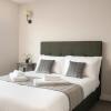 Отель Oliverball Serviced Apartments - Morley Cottage - Modern 3 bedroom, 2 bathroom house with garden in , фото 4