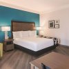 Отель La Quinta Inn & Suites by Wyndham Orlando UCF, фото 31