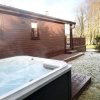 Отель Stunning 4-bedroom Cabin With Hot Tub in Beattock!, фото 17