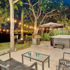 Отель Waterfront Newly Renovated 4 BR Home, фото 16